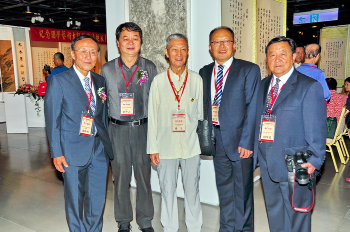 台北市雲南省同鄉會理事長藺斯邦（左起）、雲南傳統蒙學研究會會長鄭千山、中華大漢書藝協會名譽理事長楊蓁、趙鶴清後人趙武英、胡瑛長孫胡紹祖於開幕式合影（2016.10.29）。
