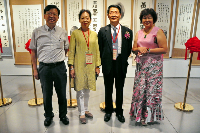 臺灣蓬萊文化藝術協會理事長楊蕙瑛（右起）、國學藝術大師趙鶴清後人高重雲教授、臺北市雲南省同鄉會總幹事唐惠珍於展覽會場合影（2016.10.29）。